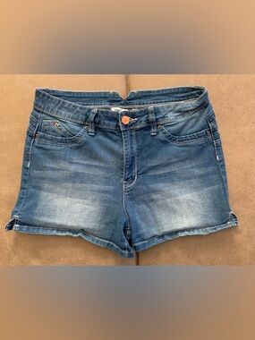 YMI Luxe Womens Wannabettabutt Denim Stretch Medium Wash Shorts Jrs Size 11